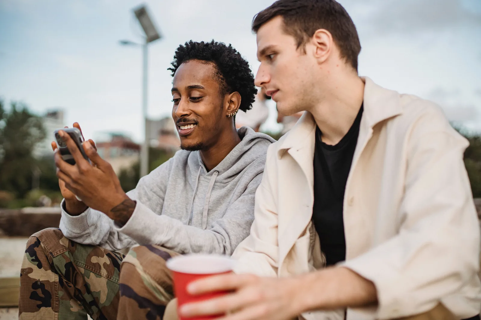 Deux personnes partageant une recommandation sur téléphone