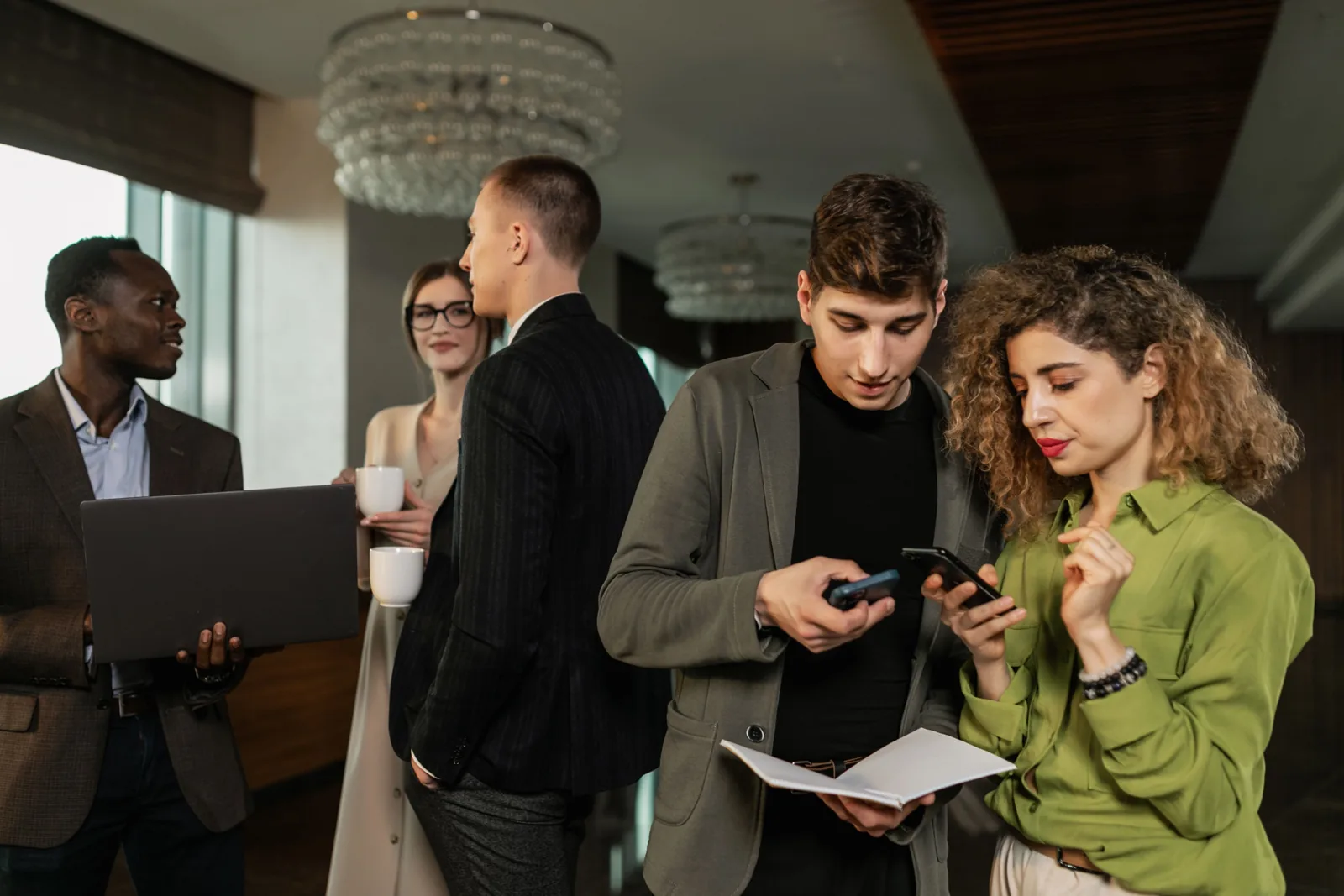 Professionnels échangeant autour de smartphones